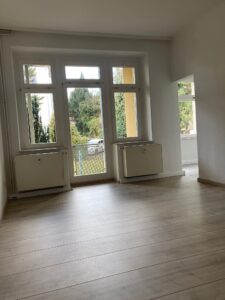 Wohnzimmer mit Balkon